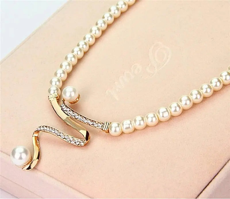 Henrietta | Necklace and Earrings Set with Natural Pearls