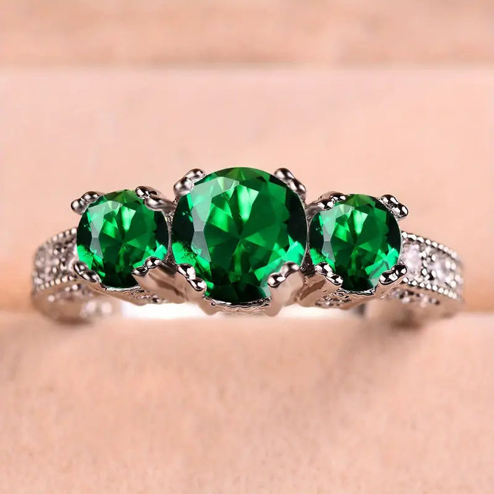 Honor | Ring with Sparkling Emerald Stones