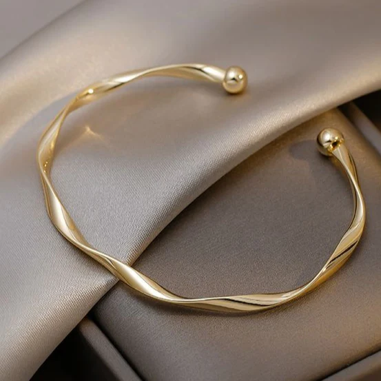 Alice | Elegant Gold Bracelet